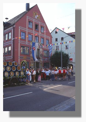 Vor'm Ergoldsbacher Rathaus